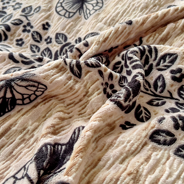 91家纺网 家纺一手货源 找家纺 找底底家纺 2025新款A类法式浪漫烂花赫本风牛奶绒四件套 墨韵叠香-粉