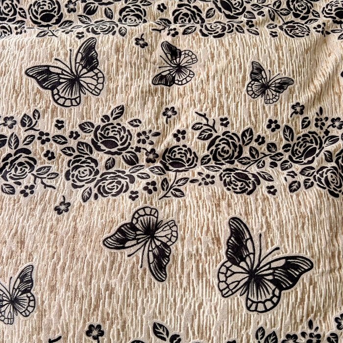 91家纺网 家纺一手货源 找家纺 找底底家纺 2025新款A类法式浪漫烂花赫本风牛奶绒四件套 墨韵叠香-粉