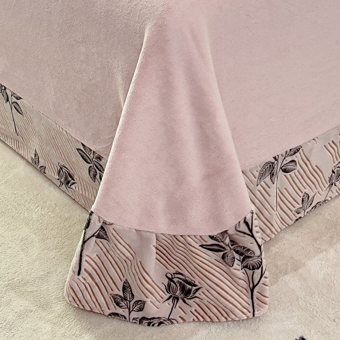 91家纺网 家纺一手货源 找家纺 找底底家纺 2025新款A类法式浪漫烂花赫本风牛奶绒四件套 暗香-粉