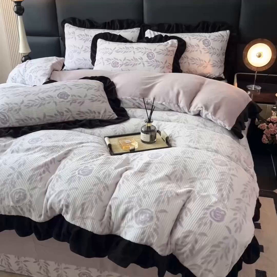 91家纺网 家纺一手货源 找家纺 找底底家纺 2025新款A类法式浪漫烂花赫本风牛奶绒四件套 慕香-咖+粉