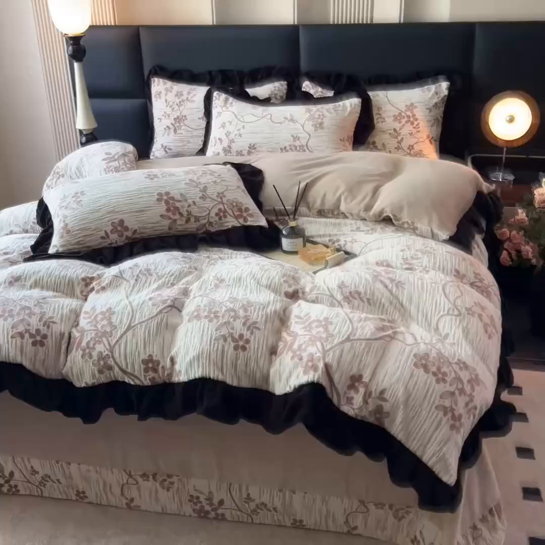 91家纺网 家纺一手货源 找家纺 找底底家纺 2025新款A类法式浪漫烂花赫本风牛奶绒四件套 素锦+米白