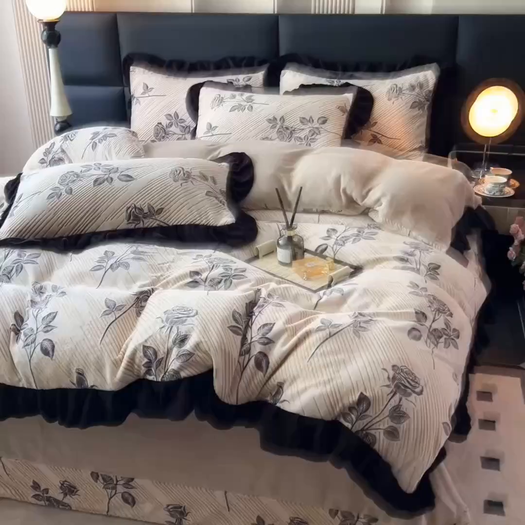 91家纺网 家纺一手货源 找家纺 找底底家纺 2025新款A类法式浪漫烂花赫本风牛奶绒四件套 暗香-粉