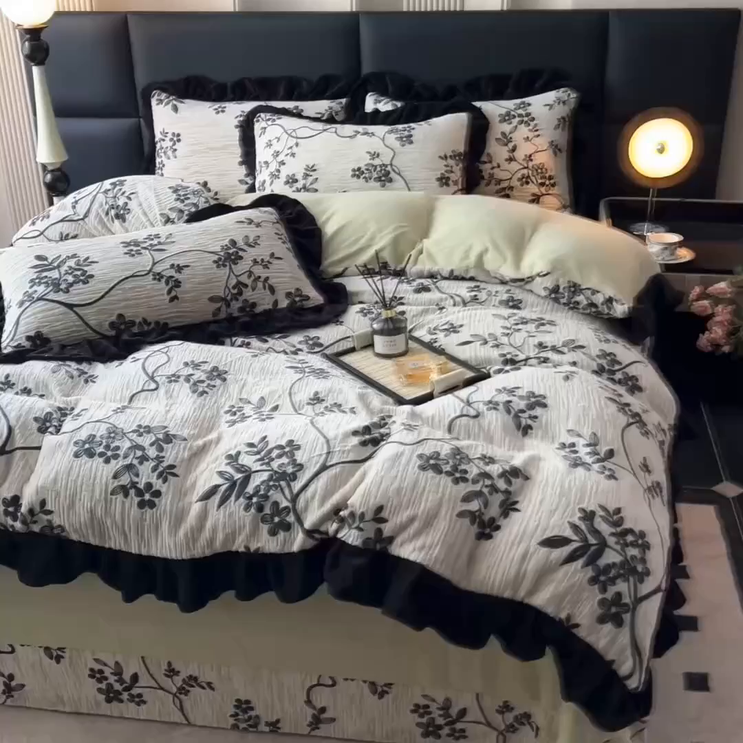91家纺网 家纺一手货源 找家纺 找底底家纺 2025新款A类法式浪漫烂花赫本风牛奶绒四件套 慕香-奶兮