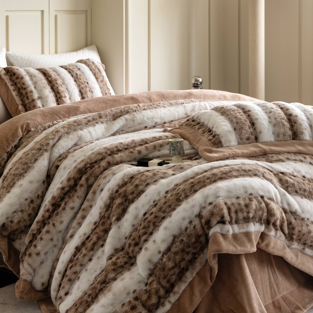 91家纺网 家纺一手货源 找家纺 （总）时亿家居 2025新款360g兔毛绒拼接牛奶绒四件套-波点兔毛