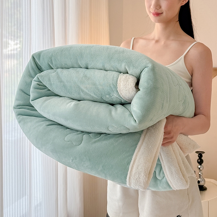 91家纺网 家纺一手货源 找家纺 爱彼家纺 2025新款婴儿绒北极绒羽丝棉三层夹棉盖毯毯子 湖绿【双面纯棉】