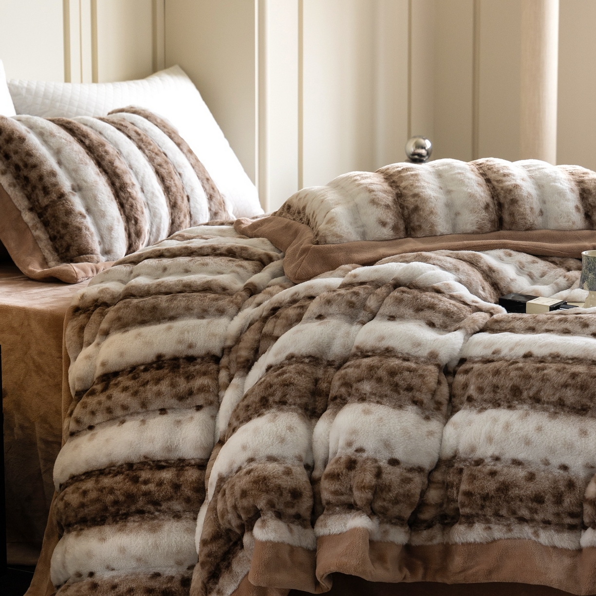 91家纺网 家纺一手货源 找家纺 （总）时亿家居 2025新款360g兔毛绒拼接牛奶绒四件套-波点兔毛