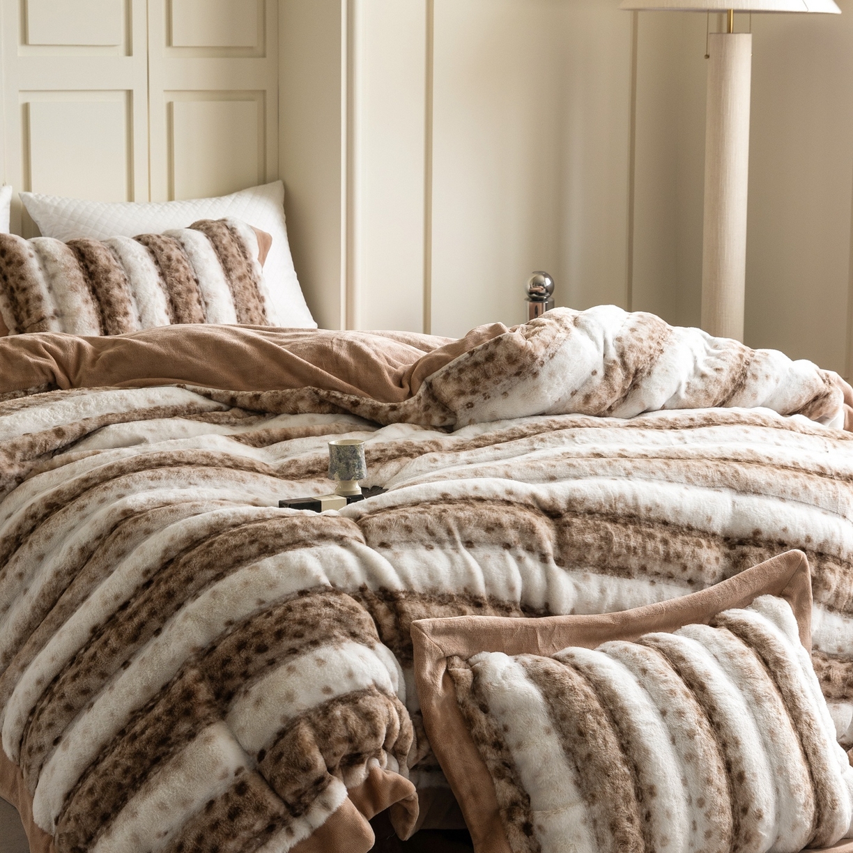 91家纺网 家纺一手货源 找家纺 （总）时亿家居 2025新款360g兔毛绒拼接牛奶绒四件套-波点兔毛