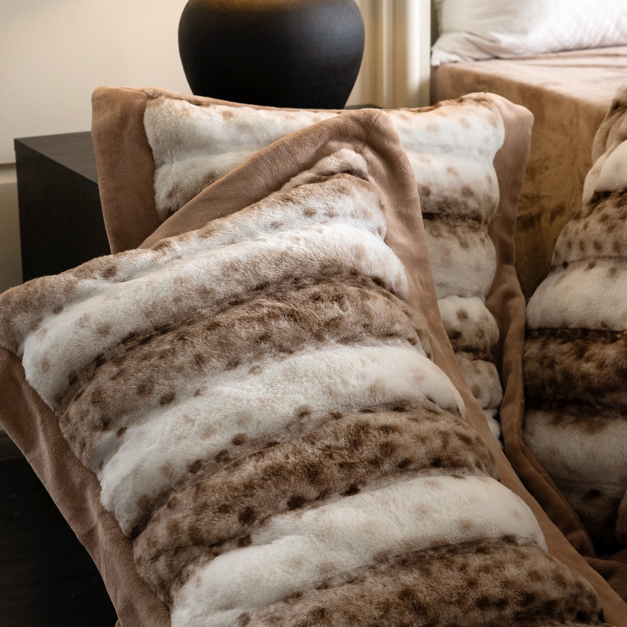 91家纺网 家纺一手货源 找家纺 （总）时亿家居 2025新款360g兔毛绒拼接牛奶绒四件套-波点兔毛