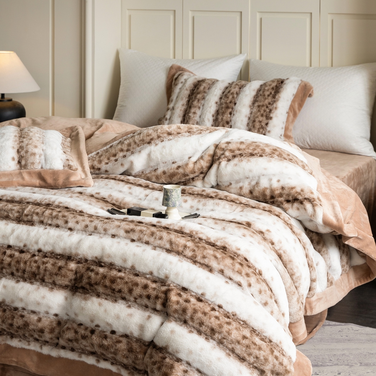 91家纺网 家纺一手货源 找家纺 （总）时亿家居 2025新款360g兔毛绒拼接牛奶绒四件套-波点兔毛