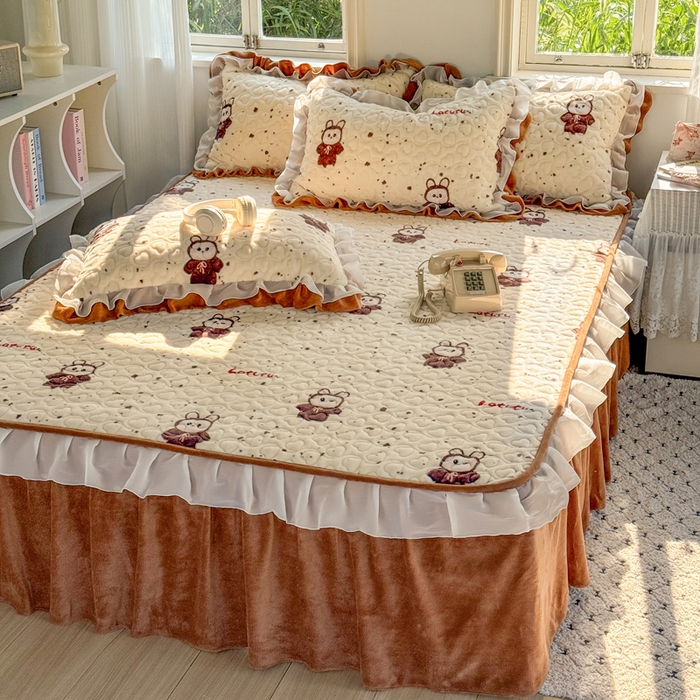 91家纺网 家纺一手货源 找家纺 禧缘家纺（原梦想家） 2025新款夹棉双层花边牛奶绒枕套系列 布布乐园