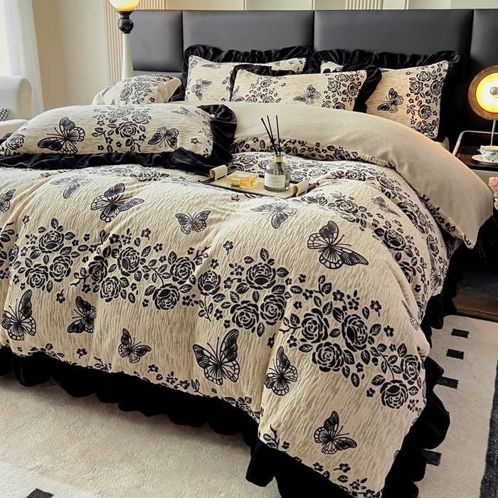 91家纺网 家纺一手货源 找家纺 找底底家纺 2025新款A类法式浪漫烂花赫本风牛奶绒四件套 墨韵叠香-奶兮