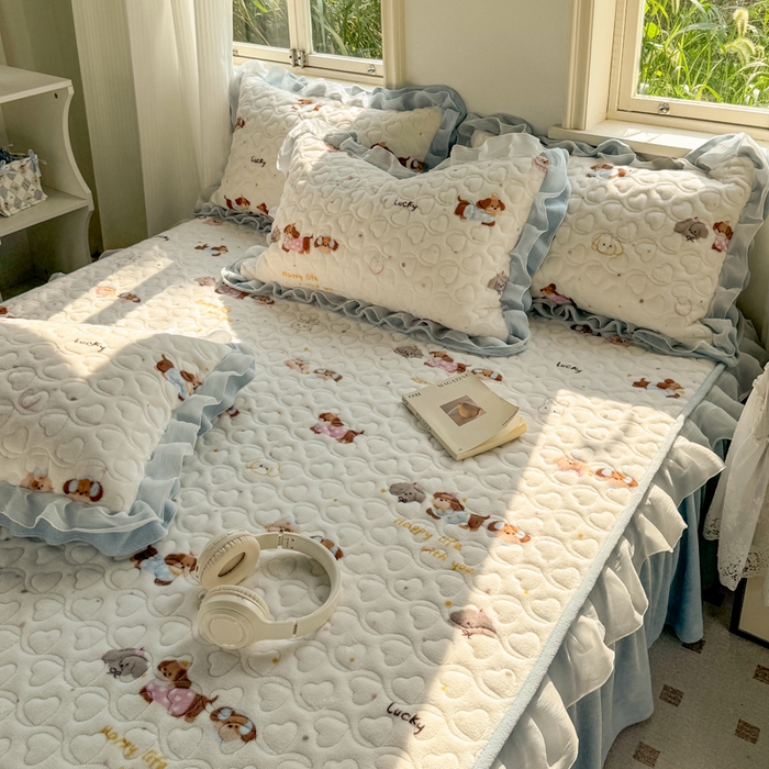 91家纺网 家纺一手货源 找家纺 禧缘家纺（原梦想家） 2025新款夹棉双层花边牛奶绒枕套系列 狗狗岛屿