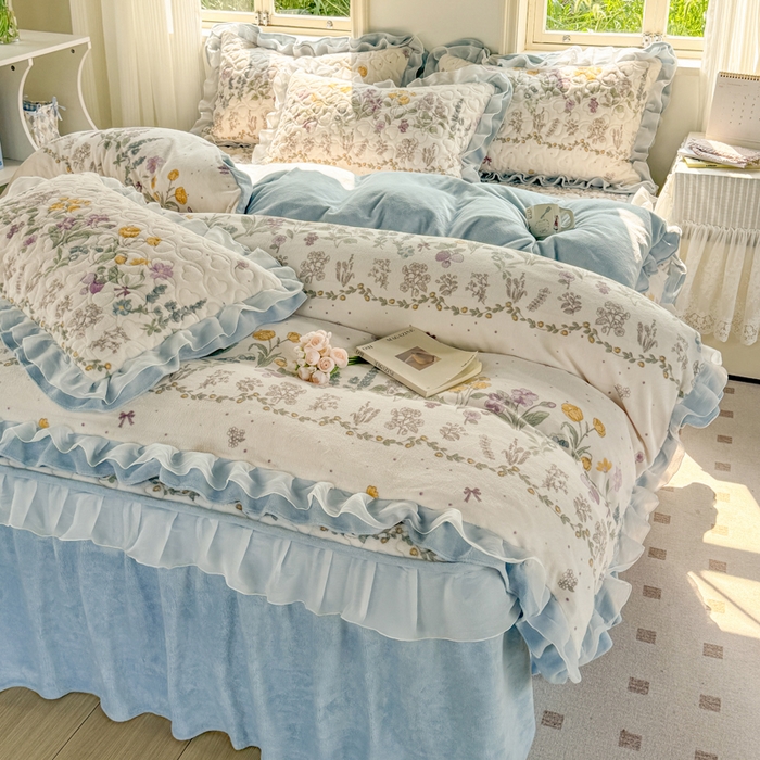 91家纺网 家纺一手货源 找家纺 禧缘家纺（原梦想家） 2025新款夹棉双层花边牛奶绒枕套系列 蓝铃风语