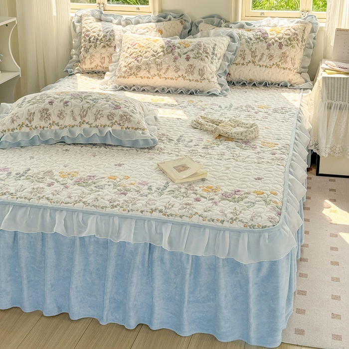 91家纺网 家纺一手货源 找家纺 禧缘家纺（原梦想家） 2025新款夹棉双层花边牛奶绒枕套系列 蓝铃风语