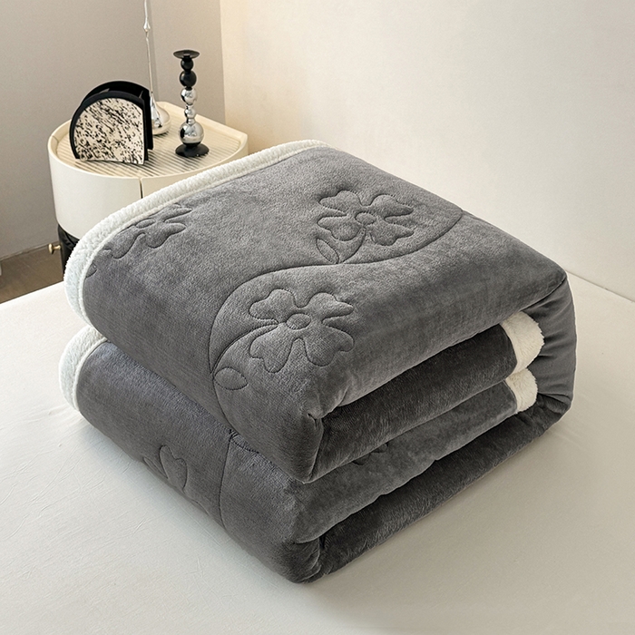 91家纺网 家纺一手货源 找家纺 爱彼家纺 2025新款婴儿绒北极绒羽丝棉三层夹棉盖毯毯子 浅灰【双面纯棉】