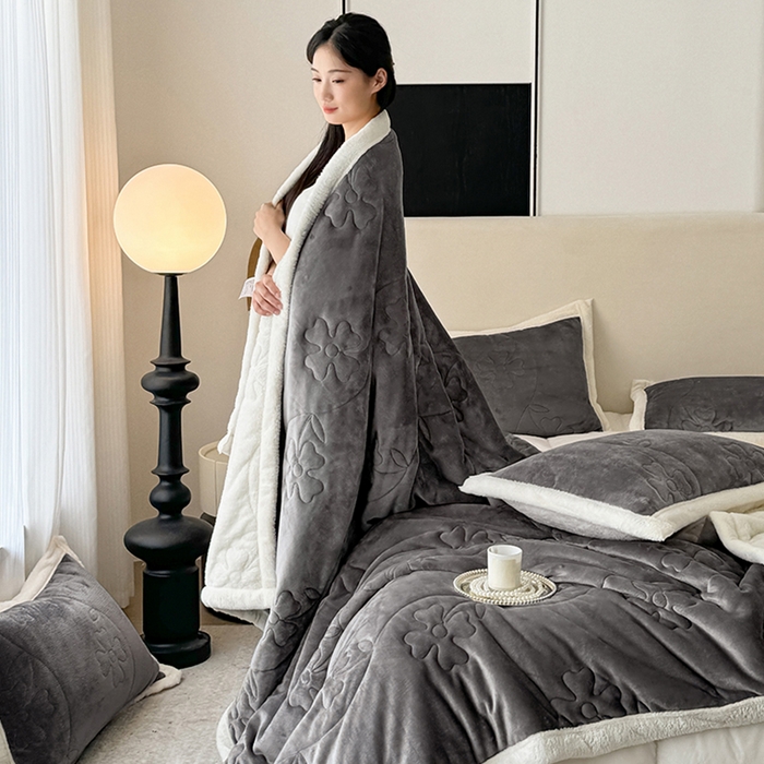 91家纺网 家纺一手货源 找家纺 爱彼家纺 2025新款婴儿绒北极绒羽丝棉三层夹棉盖毯毯子 浅灰【双面纯棉】