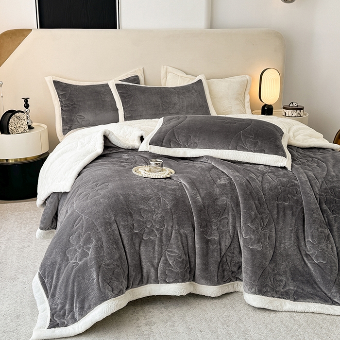 91家纺网 家纺一手货源 找家纺 爱彼家纺 2025新款婴儿绒北极绒羽丝棉三层夹棉盖毯毯子 浅灰【双面纯棉】