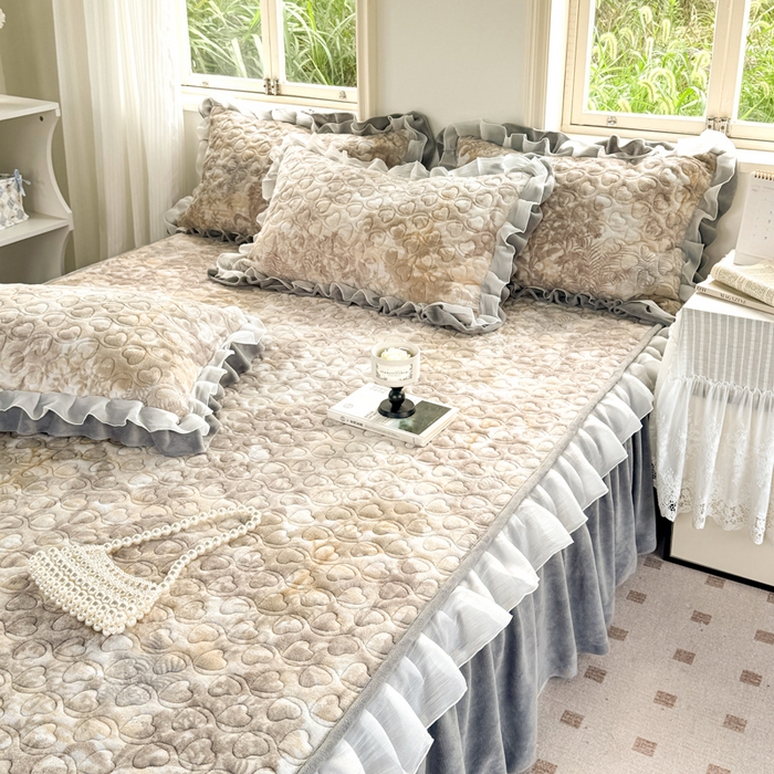 91家纺网 家纺一手货源 找家纺 禧缘家纺（原梦想家） 2025新款夹棉双层花边牛奶绒枕套系列 雾都茶花