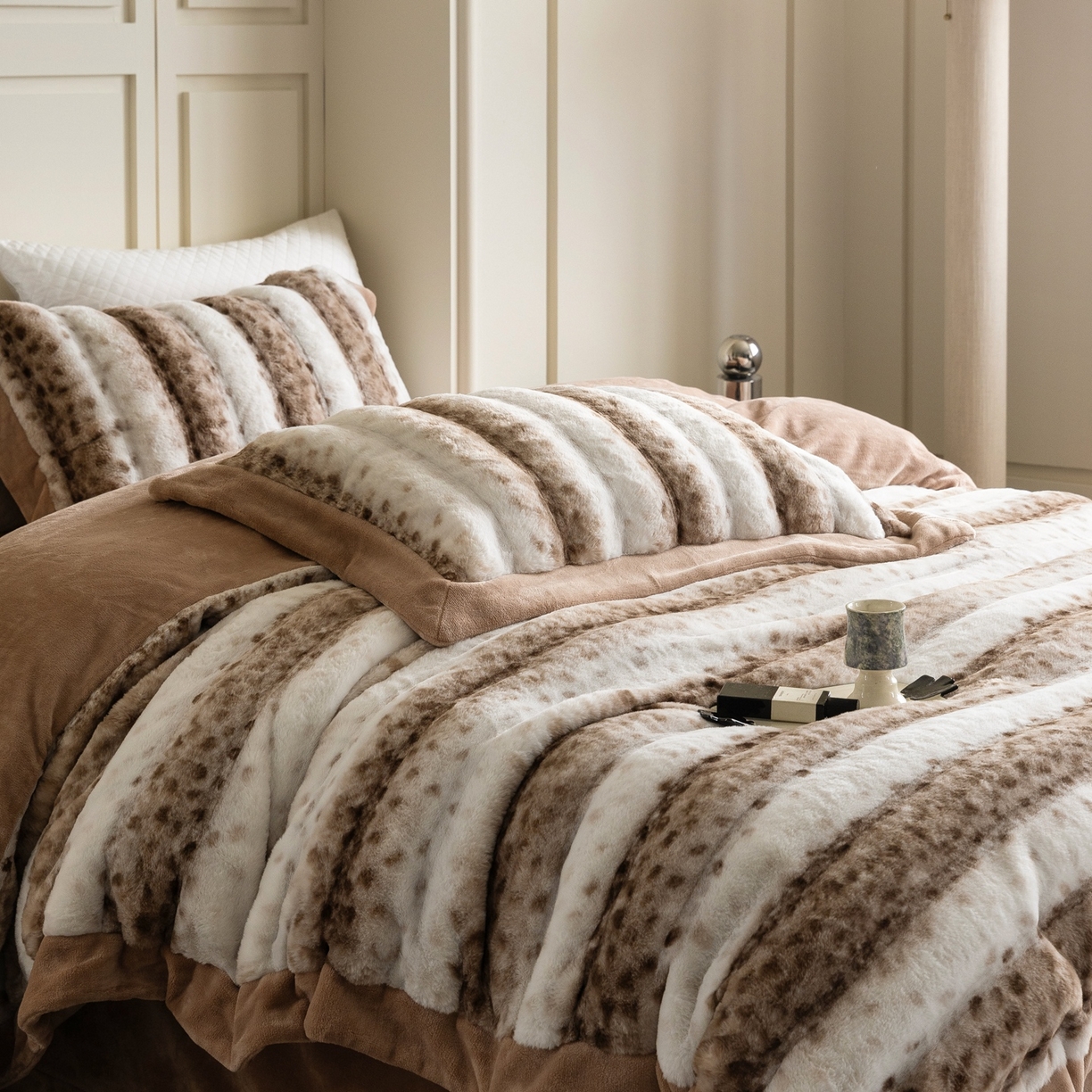 91家纺网 家纺一手货源 找家纺 时亿家居 2025新款360g兔毛绒拼接牛奶绒四件套-波点兔毛 波点兔毛-卡其