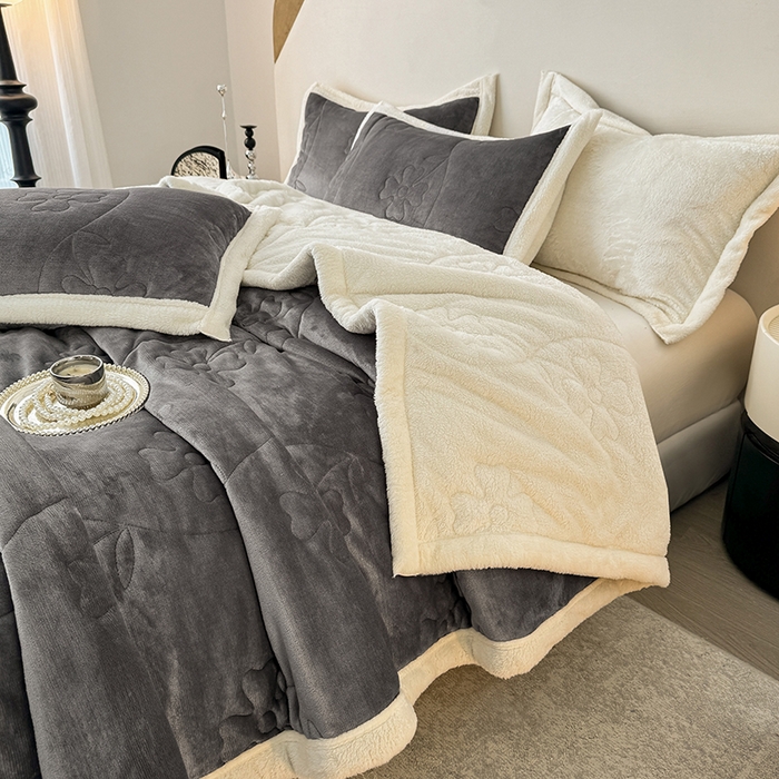 91家纺网 家纺一手货源 找家纺 爱彼家纺 2025新款婴儿绒北极绒羽丝棉三层夹棉盖毯毯子 浅灰【双面纯棉】