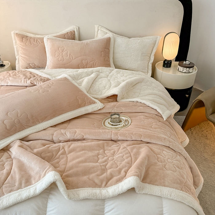 91家纺网 家纺一手货源 找家纺 爱彼家纺 2025新款婴儿绒北极绒羽丝棉三层夹棉盖毯毯子 浅咖【双面夹棉】