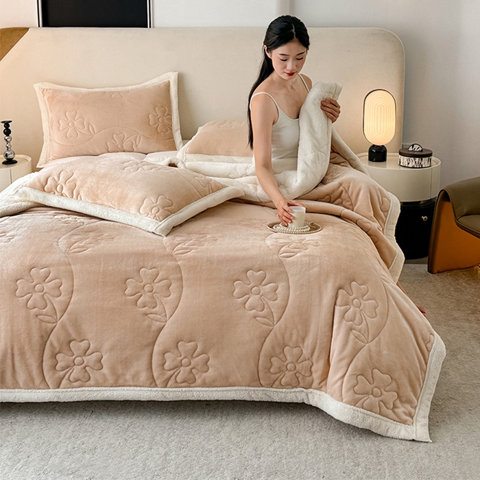 91家纺网 家纺一手货源 找家纺 爱彼家纺 2025新款婴儿绒北极绒羽丝棉三层夹棉盖毯毯子 浅咖【双面夹棉】