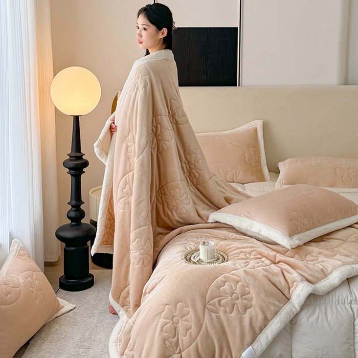 91家纺网 家纺一手货源 找家纺 爱彼家纺 2025新款婴儿绒北极绒羽丝棉三层夹棉盖毯毯子 浅咖【双面夹棉】