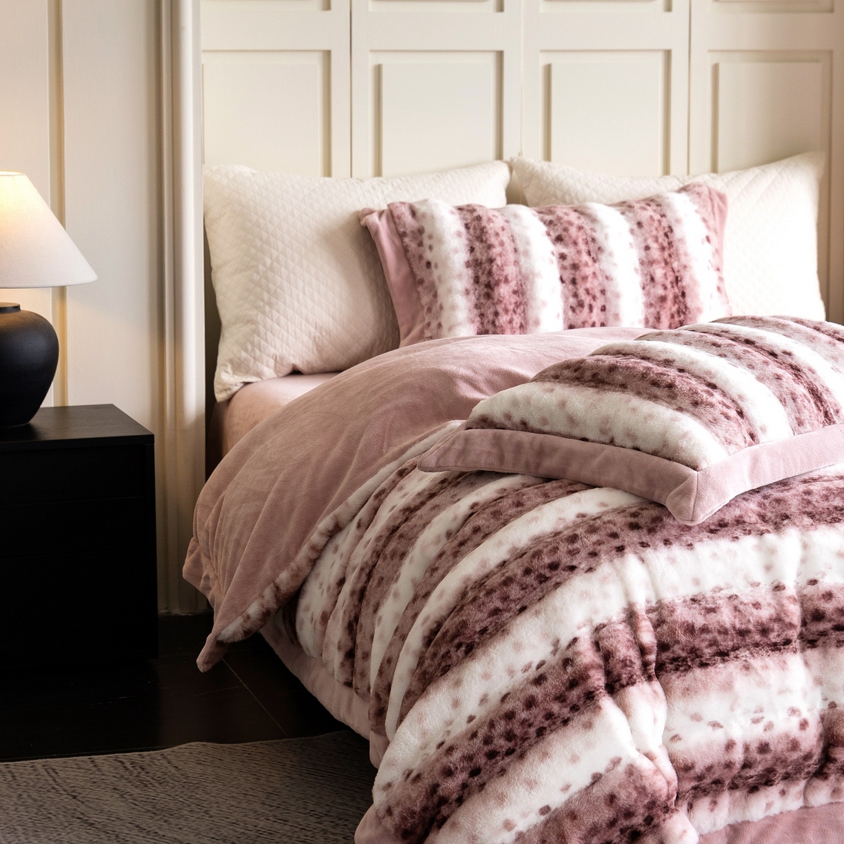 91家纺网 家纺一手货源 找家纺 时亿家居 2025新款360g兔毛绒拼接牛奶绒四件套-波点兔毛 波点兔毛-深粉