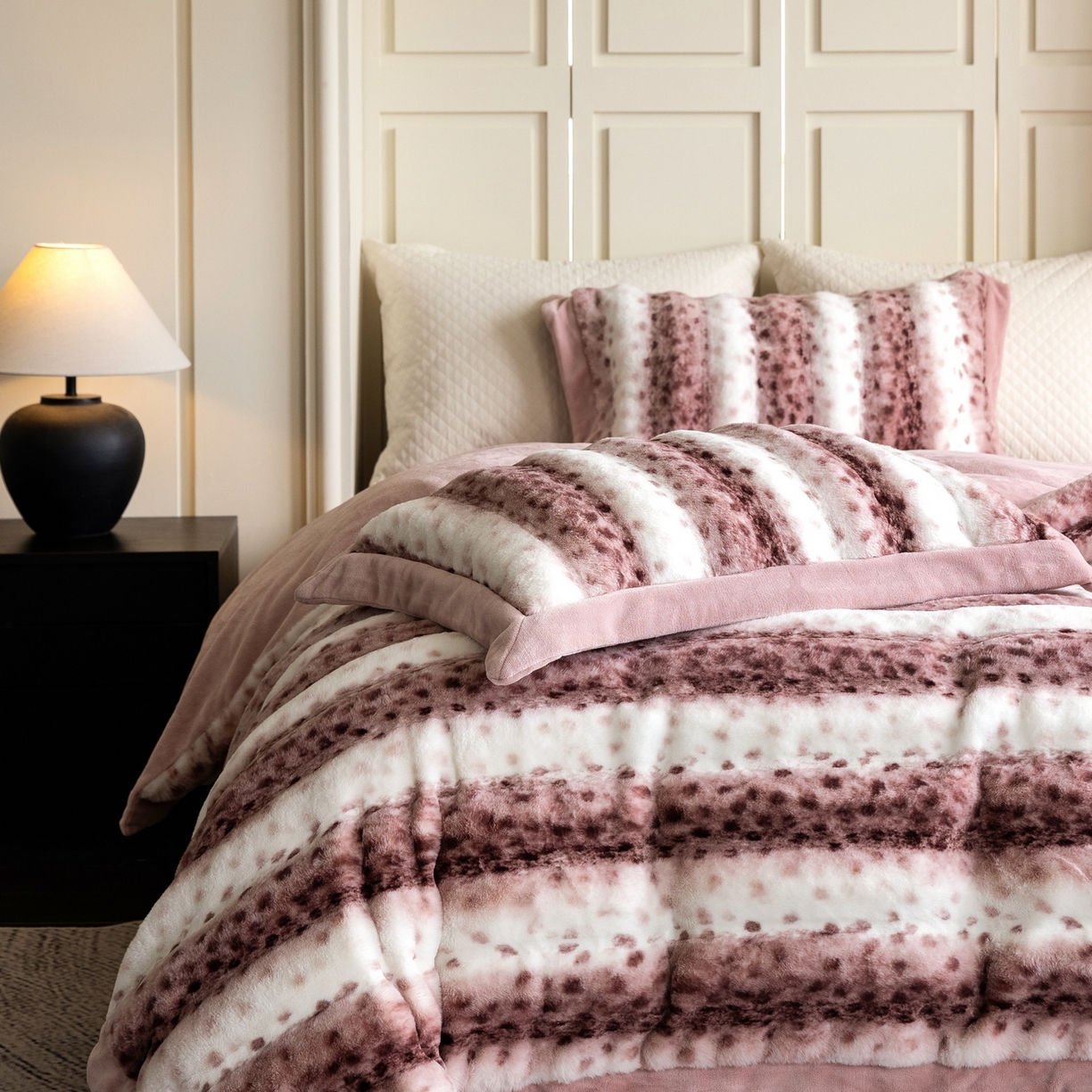 91家纺网 家纺一手货源 找家纺 时亿家居 2025新款360g兔毛绒拼接牛奶绒四件套-波点兔毛 波点兔毛-深粉