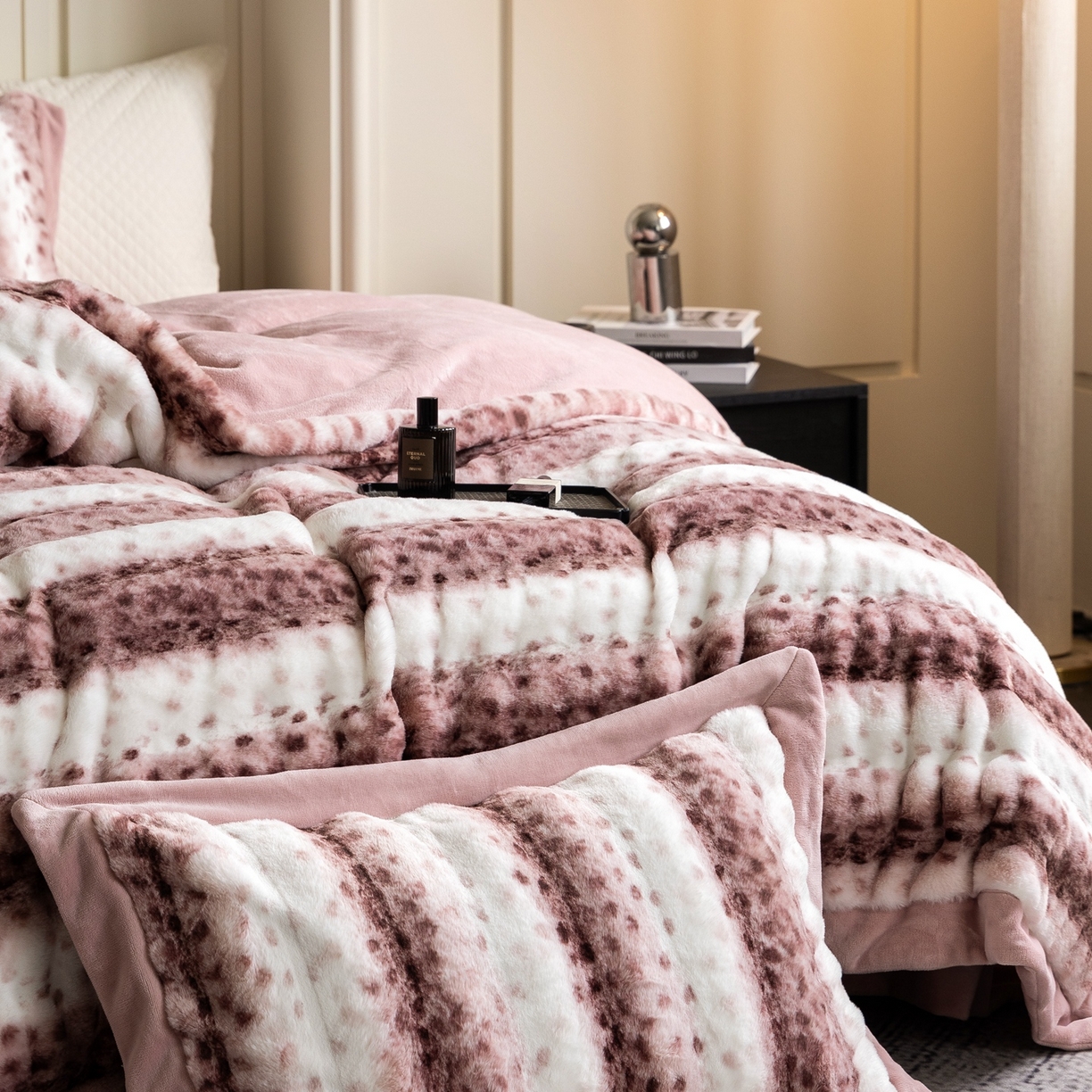 91家纺网 家纺一手货源 找家纺 时亿家居 2025新款360g兔毛绒拼接牛奶绒四件套-波点兔毛 波点兔毛-深粉