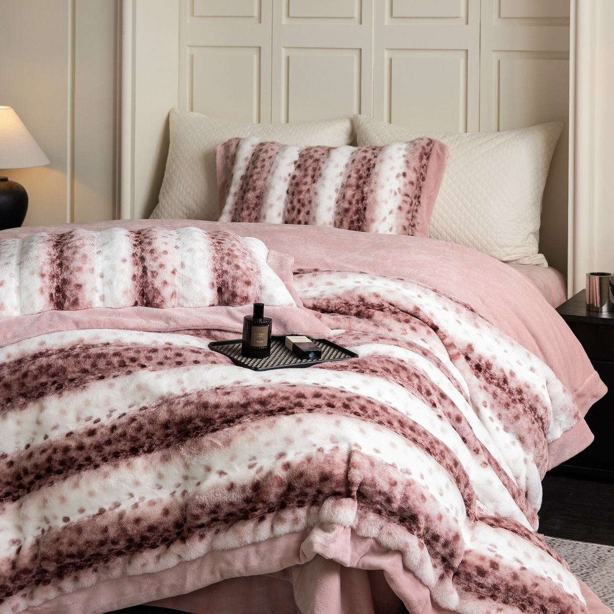 91家纺网 家纺一手货源 找家纺 时亿家居 2025新款360g兔毛绒拼接牛奶绒四件套-波点兔毛 波点兔毛-深粉