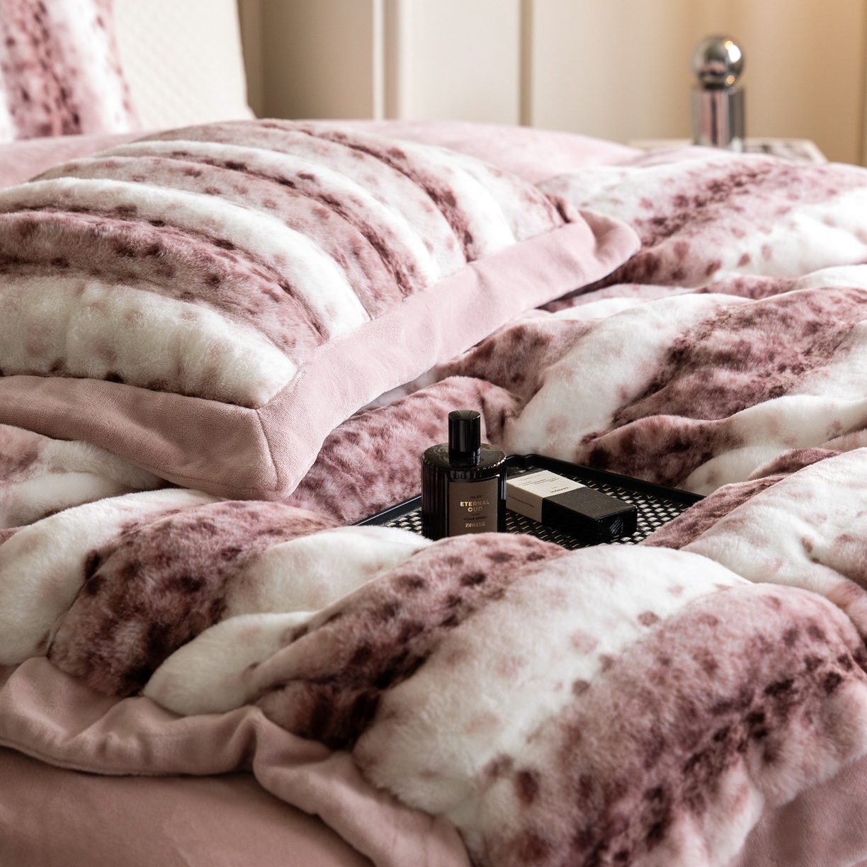 91家纺网 家纺一手货源 找家纺 时亿家居 2025新款360g兔毛绒拼接牛奶绒四件套-波点兔毛 波点兔毛-深粉