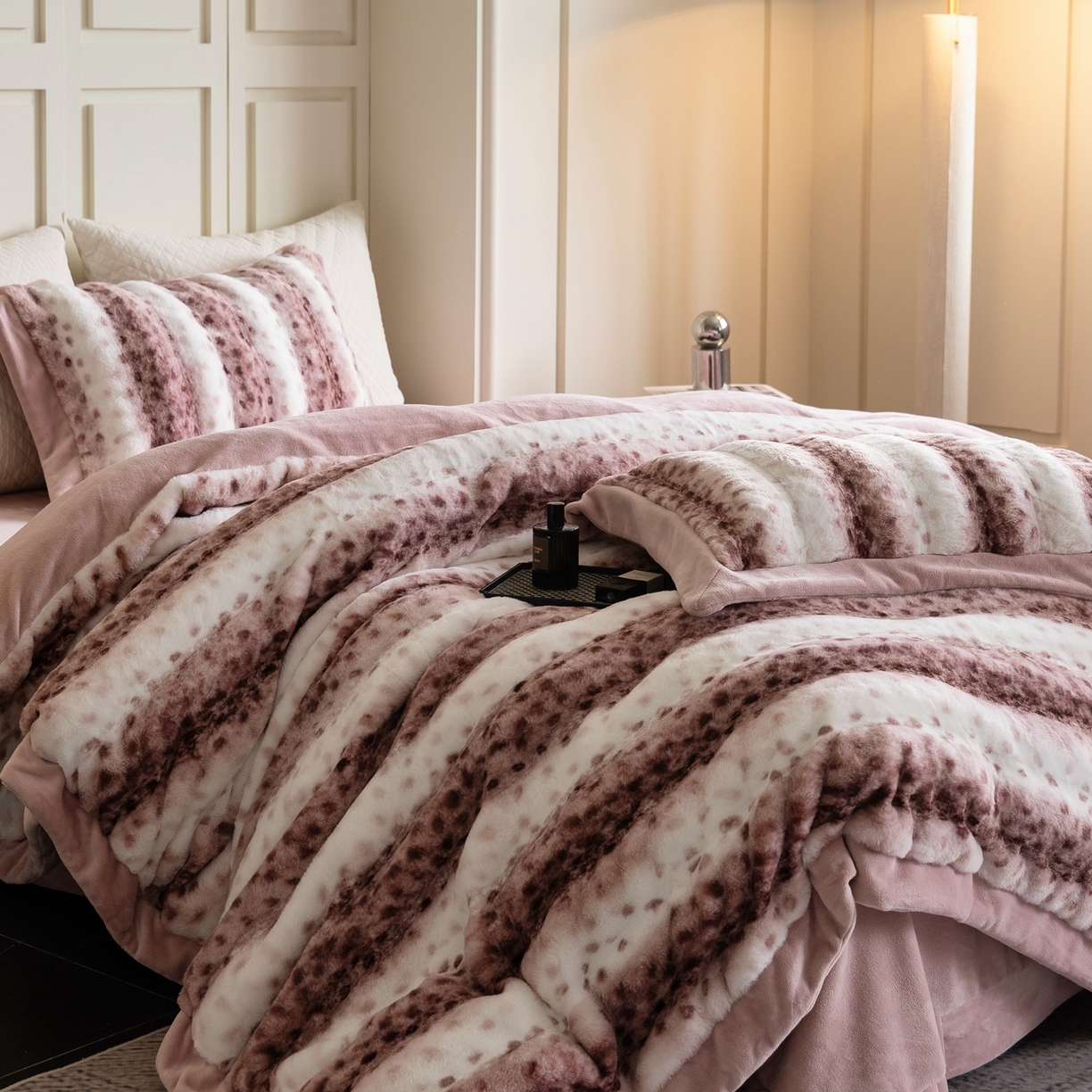 91家纺网 家纺一手货源 找家纺 时亿家居 2025新款360g兔毛绒拼接牛奶绒四件套-波点兔毛 波点兔毛-深粉