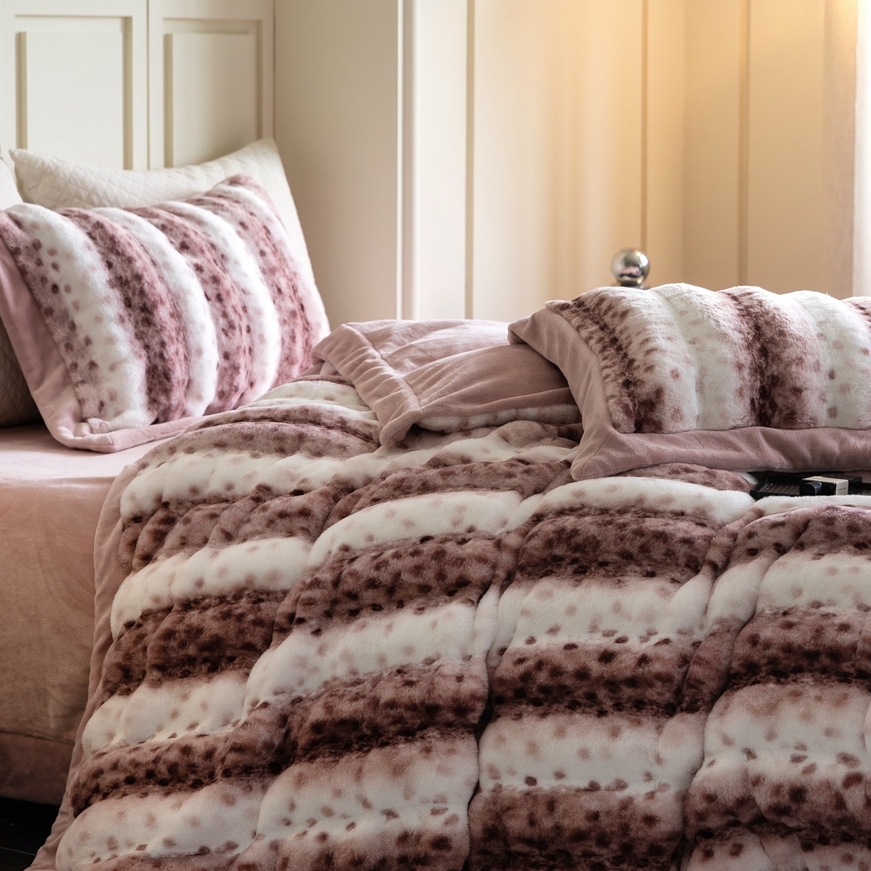 91家纺网 家纺一手货源 找家纺 时亿家居 2025新款360g兔毛绒拼接牛奶绒四件套-波点兔毛 波点兔毛-深粉