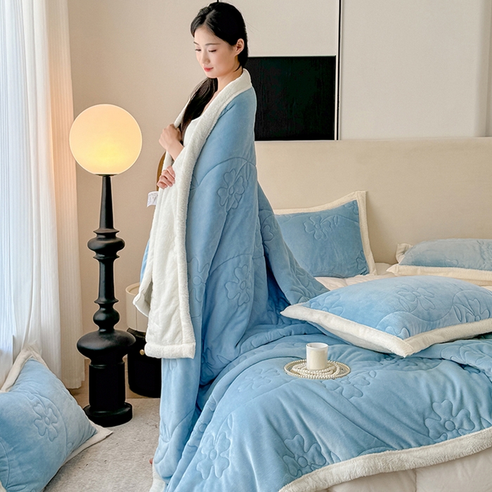91家纺网 家纺一手货源 找家纺 爱彼家纺 2025新款婴儿绒北极绒羽丝棉三层夹棉盖毯毯子 天蓝【双面纯棉】
