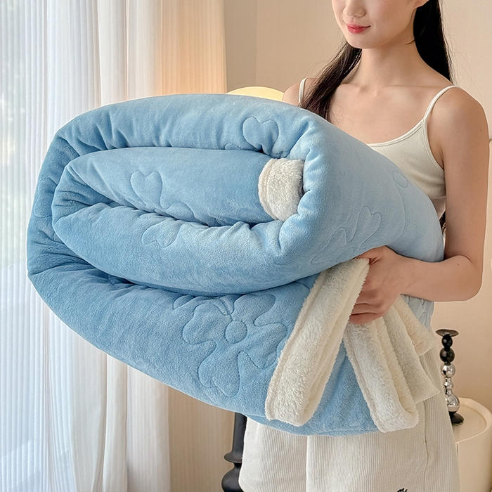 91家纺网 家纺一手货源 找家纺 爱彼家纺 2025新款婴儿绒北极绒羽丝棉三层夹棉盖毯毯子 天蓝【双面纯棉】