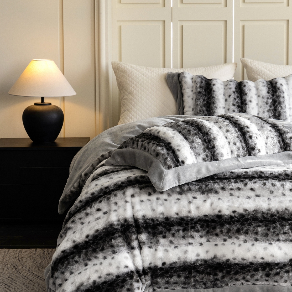 91家纺网 家纺一手货源 找家纺 时亿家居 2025新款360g兔毛绒拼接牛奶绒四件套-波点兔毛 波点兔毛-深灰