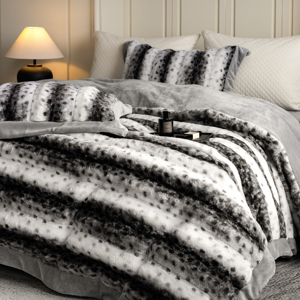 91家纺网 家纺一手货源 找家纺 时亿家居 2025新款360g兔毛绒拼接牛奶绒四件套-波点兔毛 波点兔毛-深灰