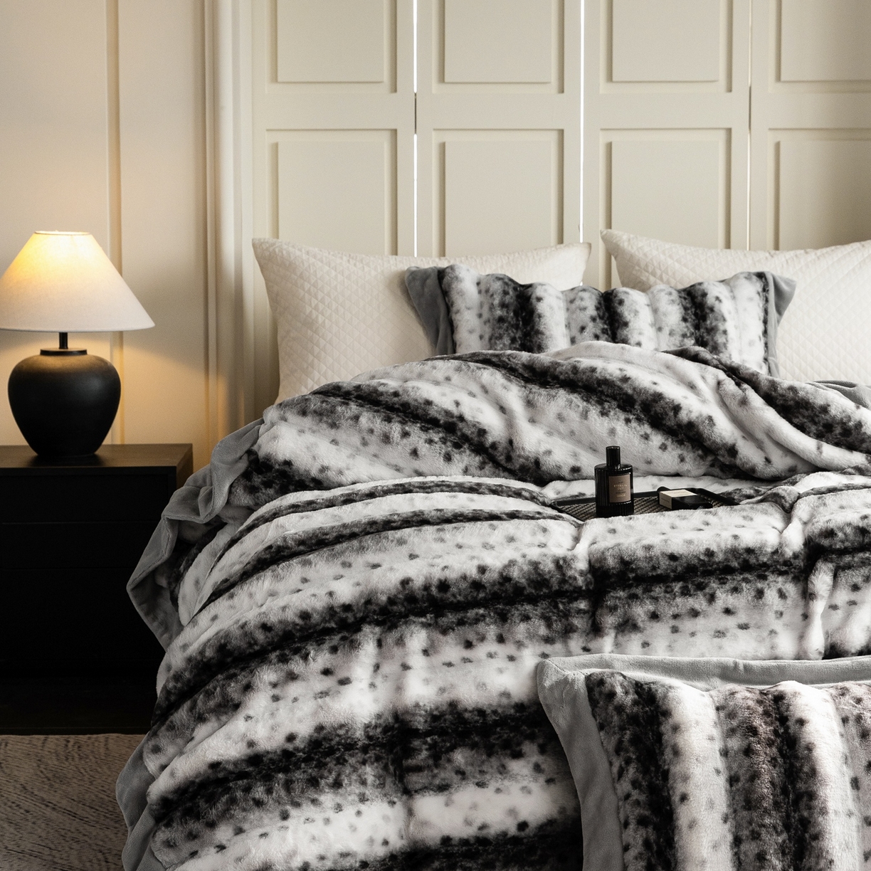 91家纺网 家纺一手货源 找家纺 时亿家居 2025新款360g兔毛绒拼接牛奶绒四件套-波点兔毛 波点兔毛-深灰