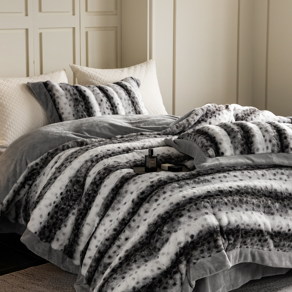 91家纺网 家纺一手货源 找家纺 时亿家居 2025新款360g兔毛绒拼接牛奶绒四件套-波点兔毛 波点兔毛-深灰