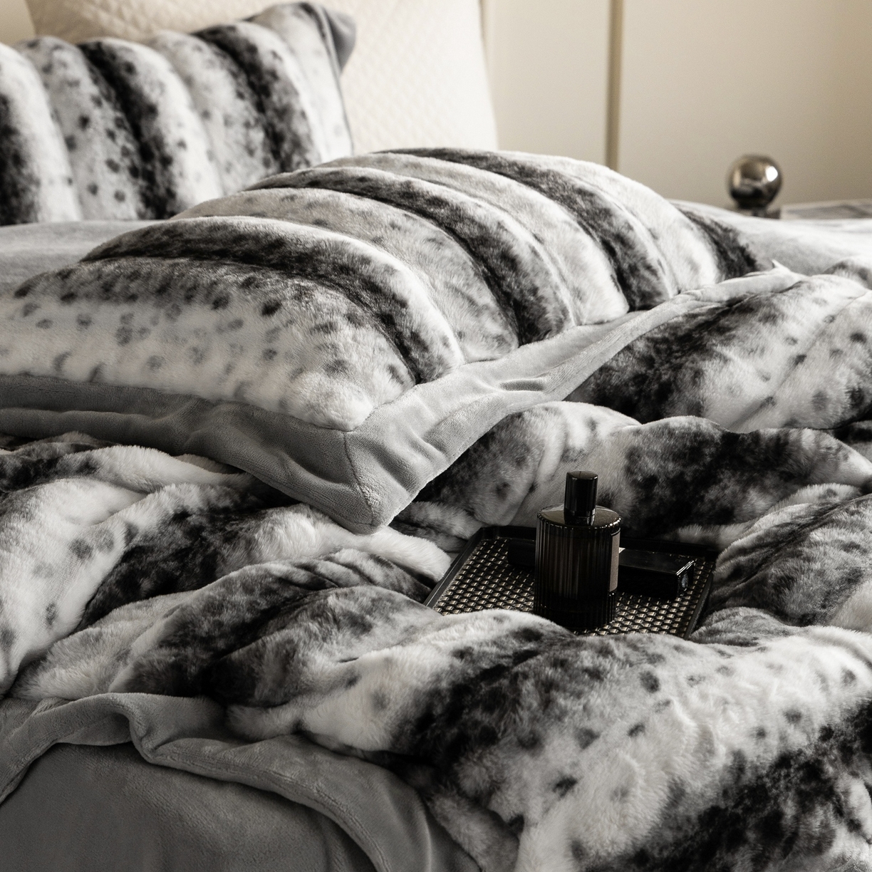 91家纺网 家纺一手货源 找家纺 时亿家居 2025新款360g兔毛绒拼接牛奶绒四件套-波点兔毛 波点兔毛-深灰