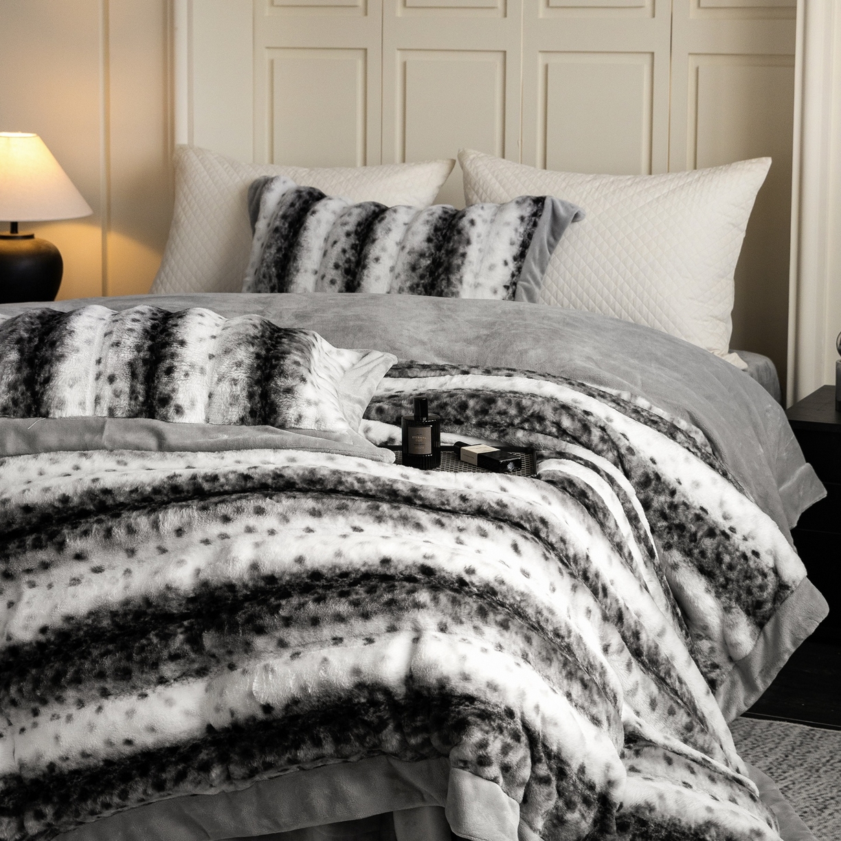 91家纺网 家纺一手货源 找家纺 时亿家居 2025新款360g兔毛绒拼接牛奶绒四件套-波点兔毛 波点兔毛-深灰