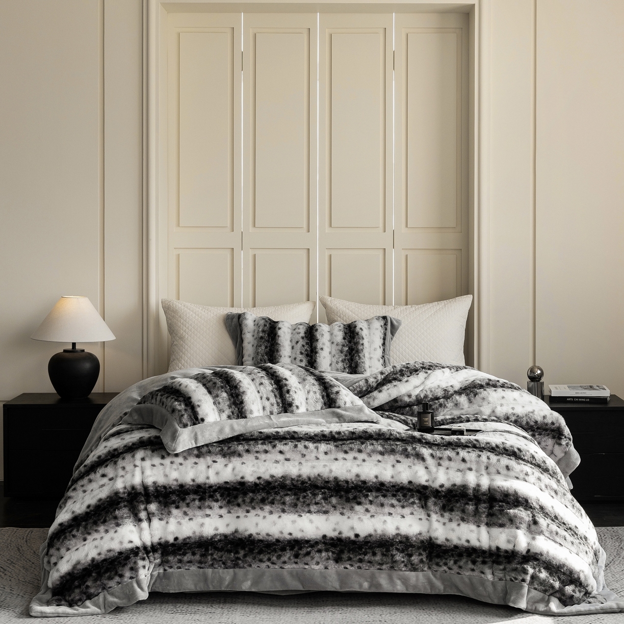 91家纺网 家纺一手货源 找家纺 时亿家居 2025新款360g兔毛绒拼接牛奶绒四件套-波点兔毛 波点兔毛-深灰