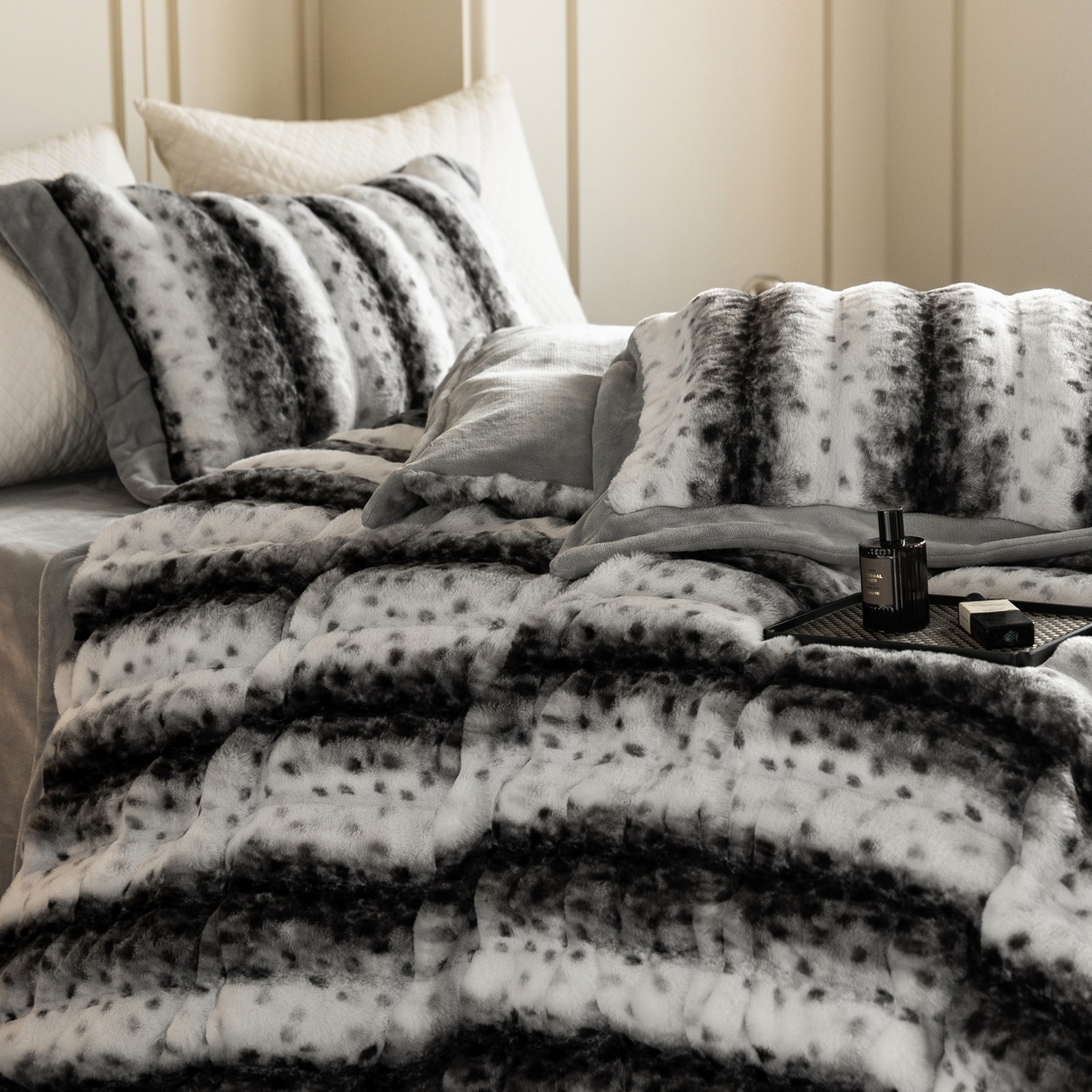 91家纺网 家纺一手货源 找家纺 时亿家居 2025新款360g兔毛绒拼接牛奶绒四件套-波点兔毛 波点兔毛-深灰