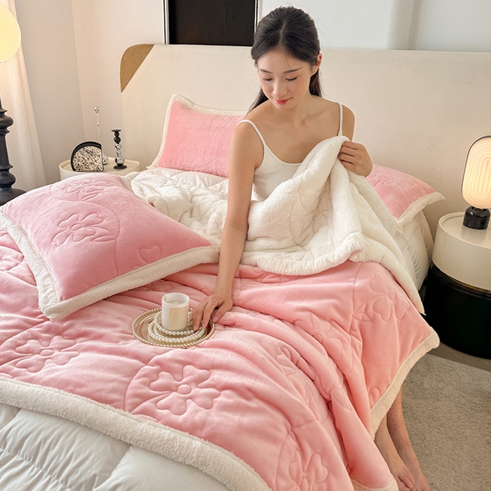 91家纺网 家纺一手货源 找家纺 爱彼家纺 2025新款婴儿绒北极绒羽丝棉三层夹棉盖毯毯子 玉粉【双面夹棉】