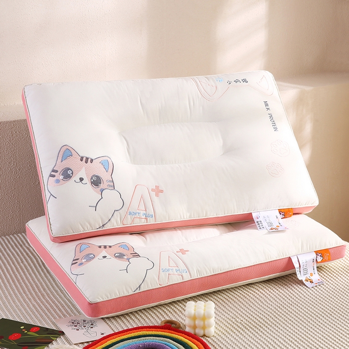 91家纺网 家纺一手货源 找家纺 金牛枕芯 2025新款小奶猫立体亲子护颈枕头枕芯 小奶猫-粉