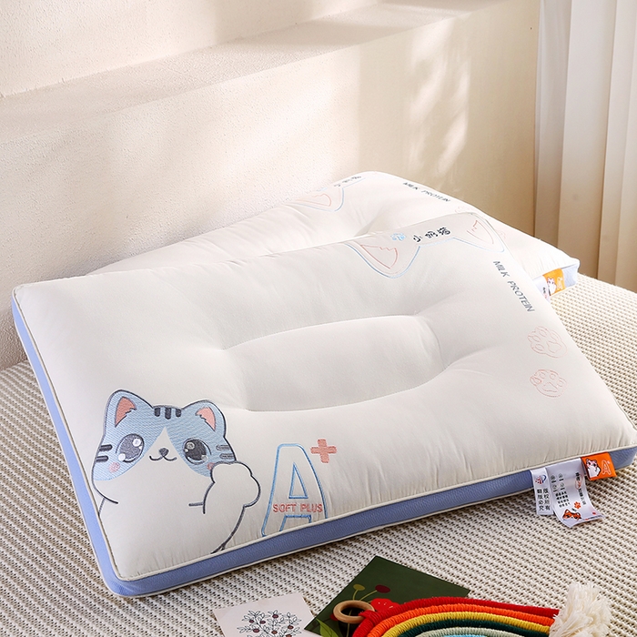 91家纺网 家纺一手货源 找家纺 金牛枕芯 2025新款小奶猫立体亲子护颈枕头枕芯 小奶猫-蓝