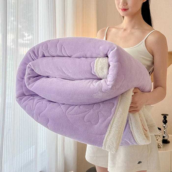 91家纺网 家纺一手货源 找家纺 爱彼家纺 2025新款婴儿绒北极绒羽丝棉三层夹棉盖毯毯子 芋紫【双面纯棉】