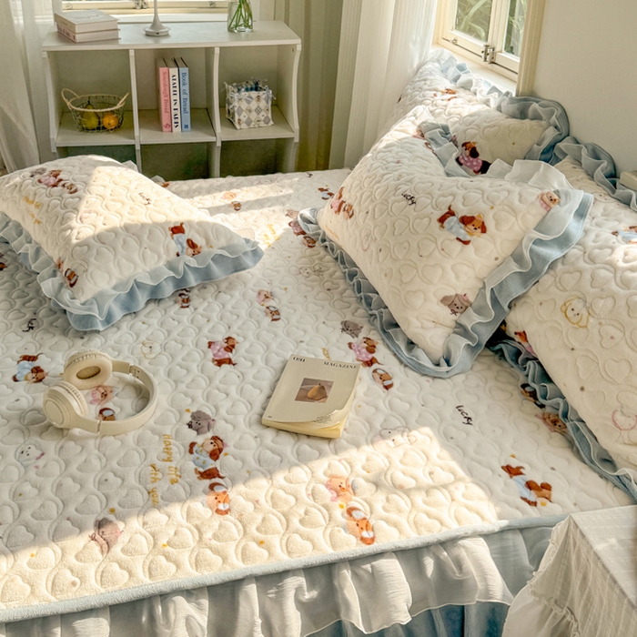 91家纺网 家纺一手货源 找家纺 禧缘家纺（原梦想家） 2025新款夹棉双层花边牛奶绒单被套系列 狗狗岛屿