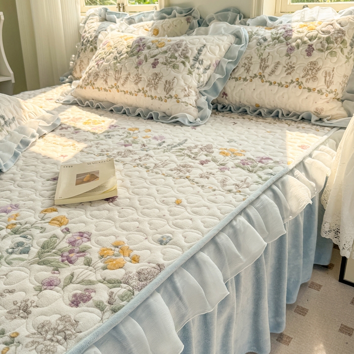 91家纺网 家纺一手货源 找家纺 禧缘家纺（原梦想家） 2025新款夹棉双层花边牛奶绒单被套系列 蓝铃风语